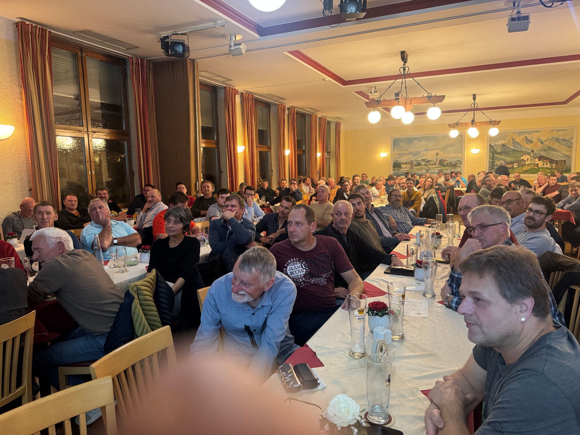 Gebannt lauschte das Publikum im fast vollen Saal des Michlwirts